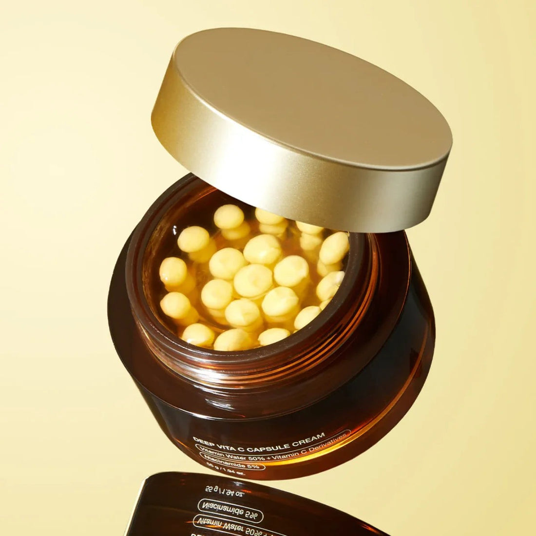 Capsule di vitamina C nel vasetto