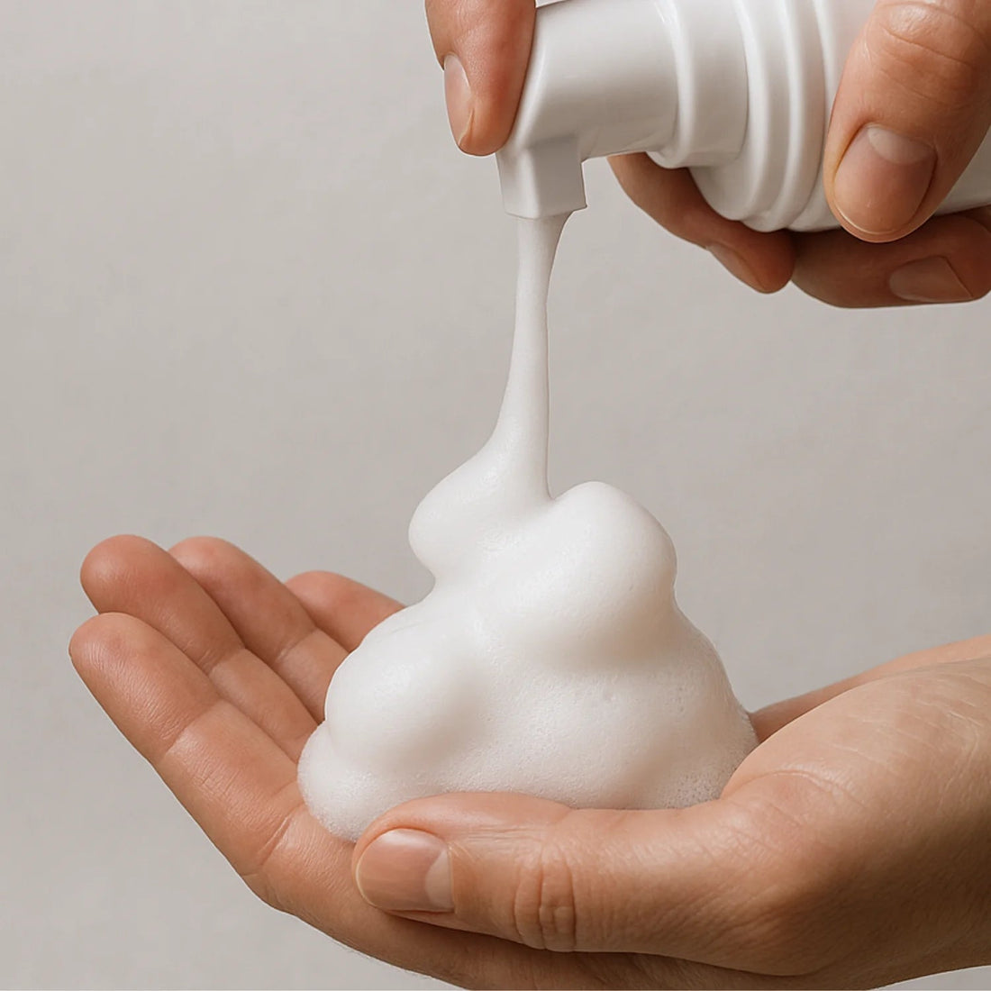 Schiuma densa del detergente sulla mano